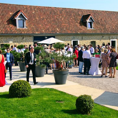 Vin d'honneur dans la cour à la Magreville à Bellebrune près de Boulogne-Sur-Mer