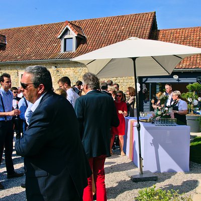 Vin d'honneur dans la cour à la Magreville à Bellebrune près de Boulogne-Sur-Mer