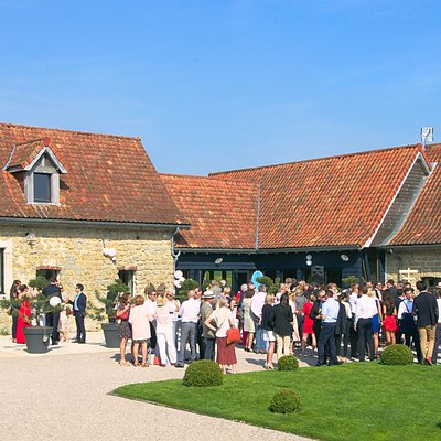 Vin d'honneur dans la cour à la Magreville à Bellebrune près de Boulogne-Sur-Mer