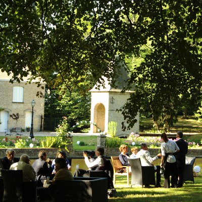 Repas de mariage au château sous chapiteau