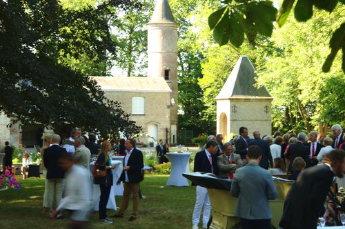 Vin d&#x27;honneur en extérieur, mariage au château