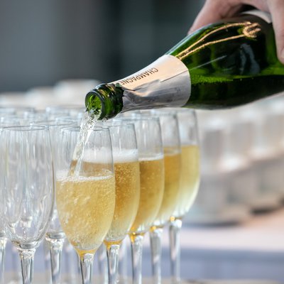 Service du champagne à l'apéritif