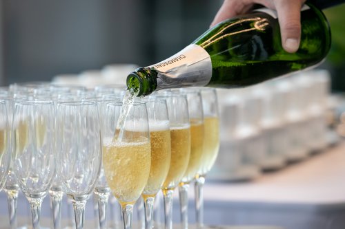 Service du champagne à l'apéritif