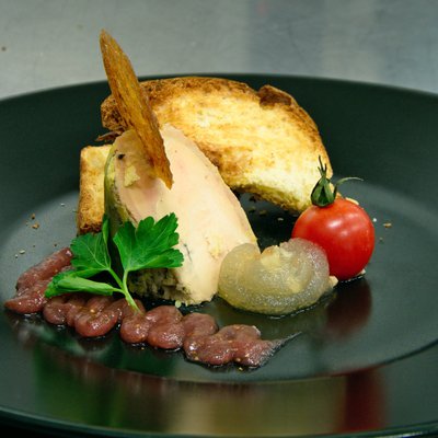 Médaillon de foie gras mariné à l'huile de noisette et truffe, duo de gelée de figue et pomme verte, brioches aux épices et aux raisins