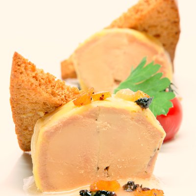 Foie gras de canard mi-cuit en médaillon, pain d'épices & brioche maison, purée de poire à la vanille & fruits secs
